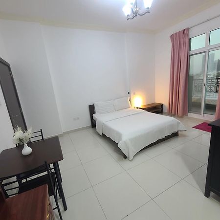 Cozy Rooms And Small Partitions For Men Guests In Dubai Exteriör bild