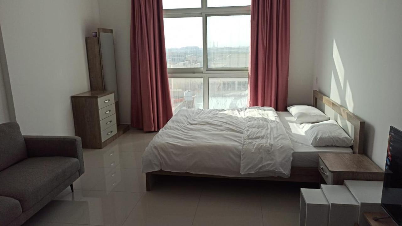 Cozy Rooms And Small Partitions For Men Guests In Dubai Exteriör bild