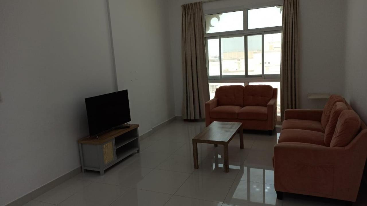 Cozy Rooms And Small Partitions For Men Guests In Dubai Exteriör bild