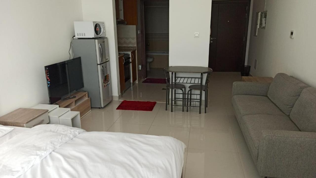 Cozy Rooms And Small Partitions For Men Guests In Dubai Exteriör bild