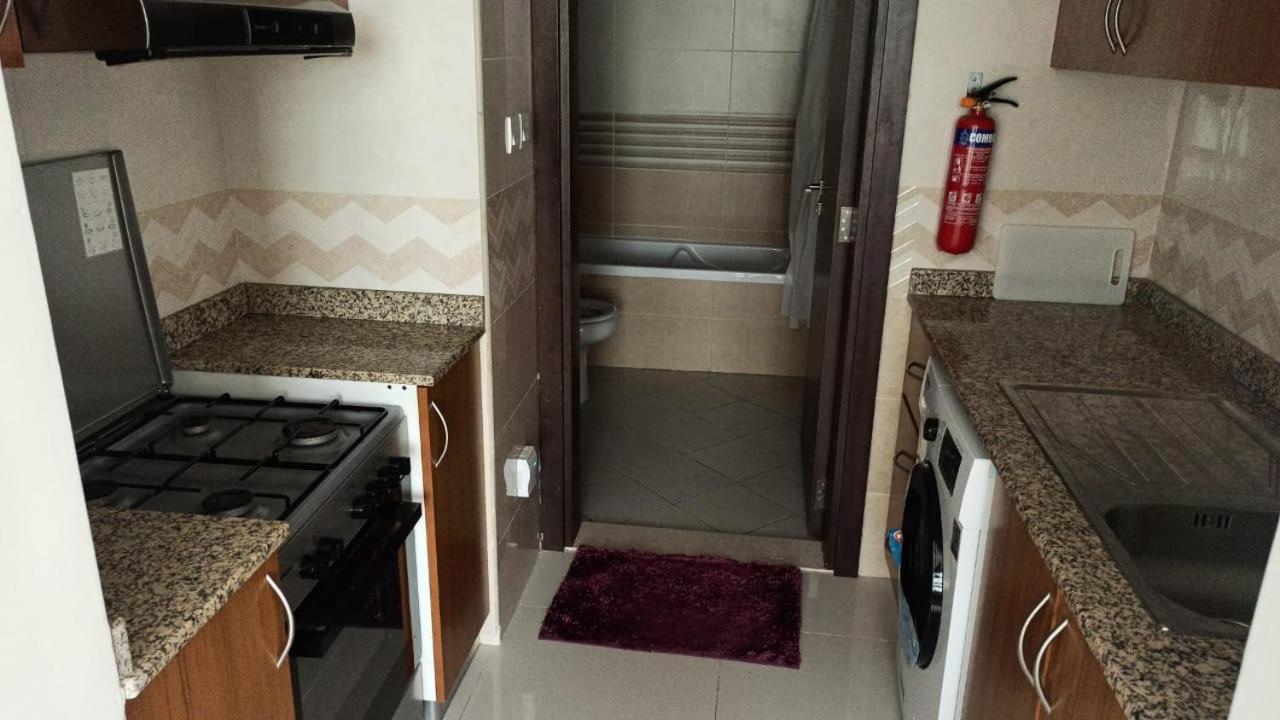 Cozy Rooms And Small Partitions For Men Guests In Dubai Exteriör bild