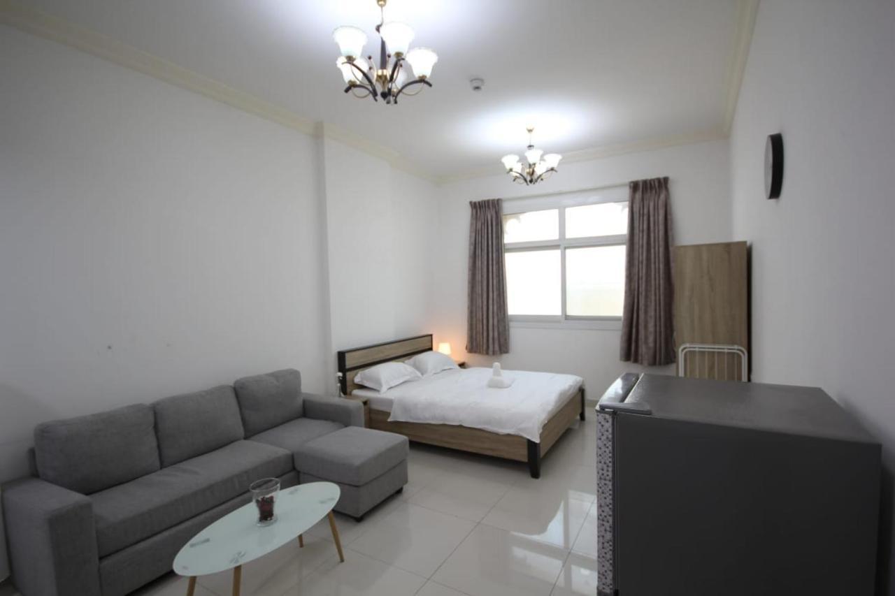 Cozy Rooms And Small Partitions For Men Guests In Dubai Exteriör bild