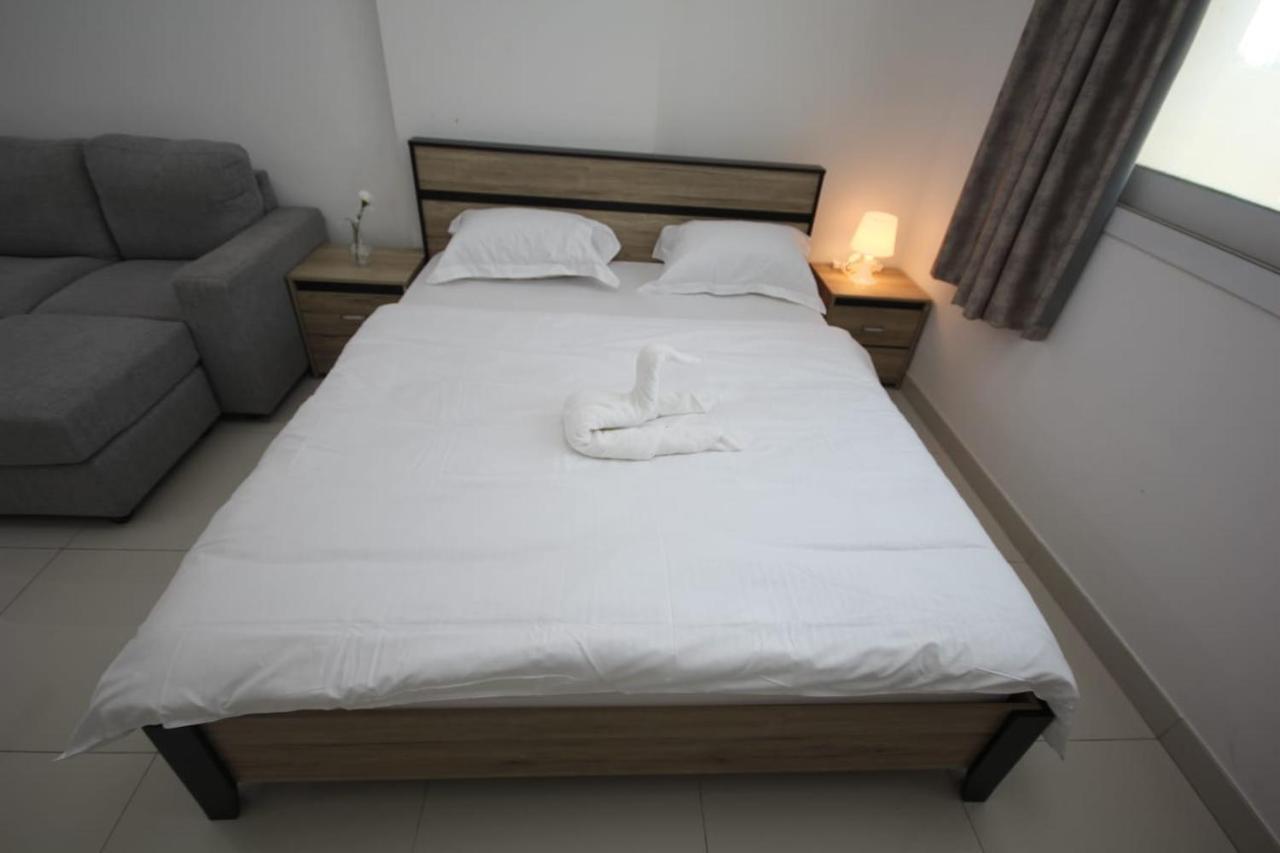 Cozy Rooms And Small Partitions For Men Guests In Dubai Exteriör bild