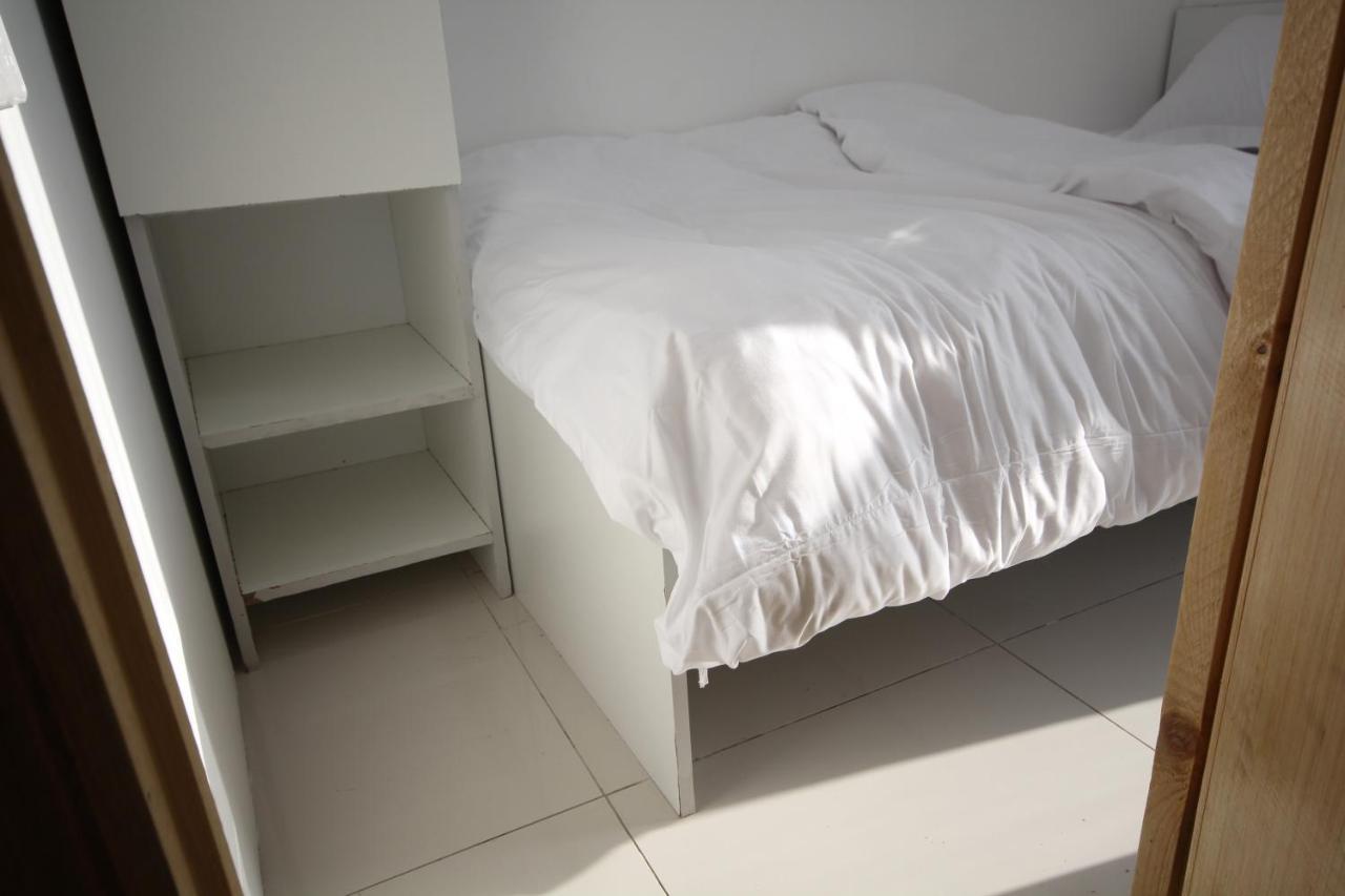 Cozy Rooms And Small Partitions For Men Guests In Dubai Exteriör bild