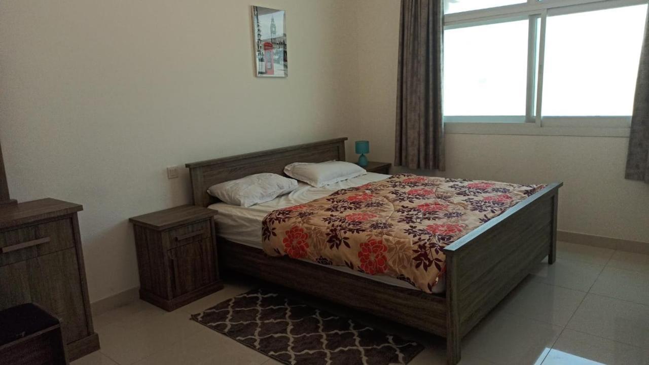 Cozy Rooms And Small Partitions For Men Guests In Dubai Exteriör bild