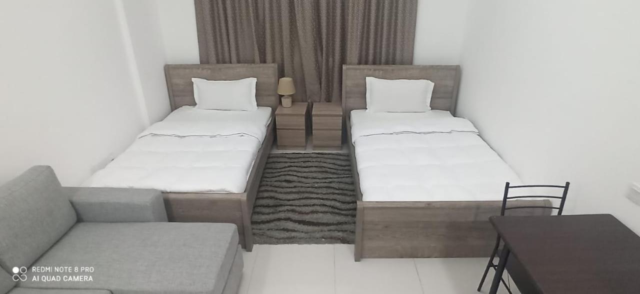 Cozy Rooms And Small Partitions For Men Guests In Dubai Exteriör bild