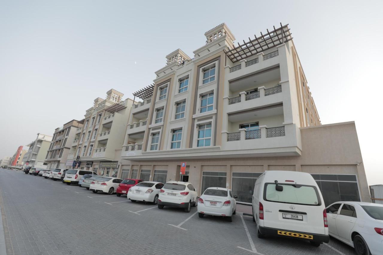 Cozy Rooms And Small Partitions For Men Guests In Dubai Exteriör bild