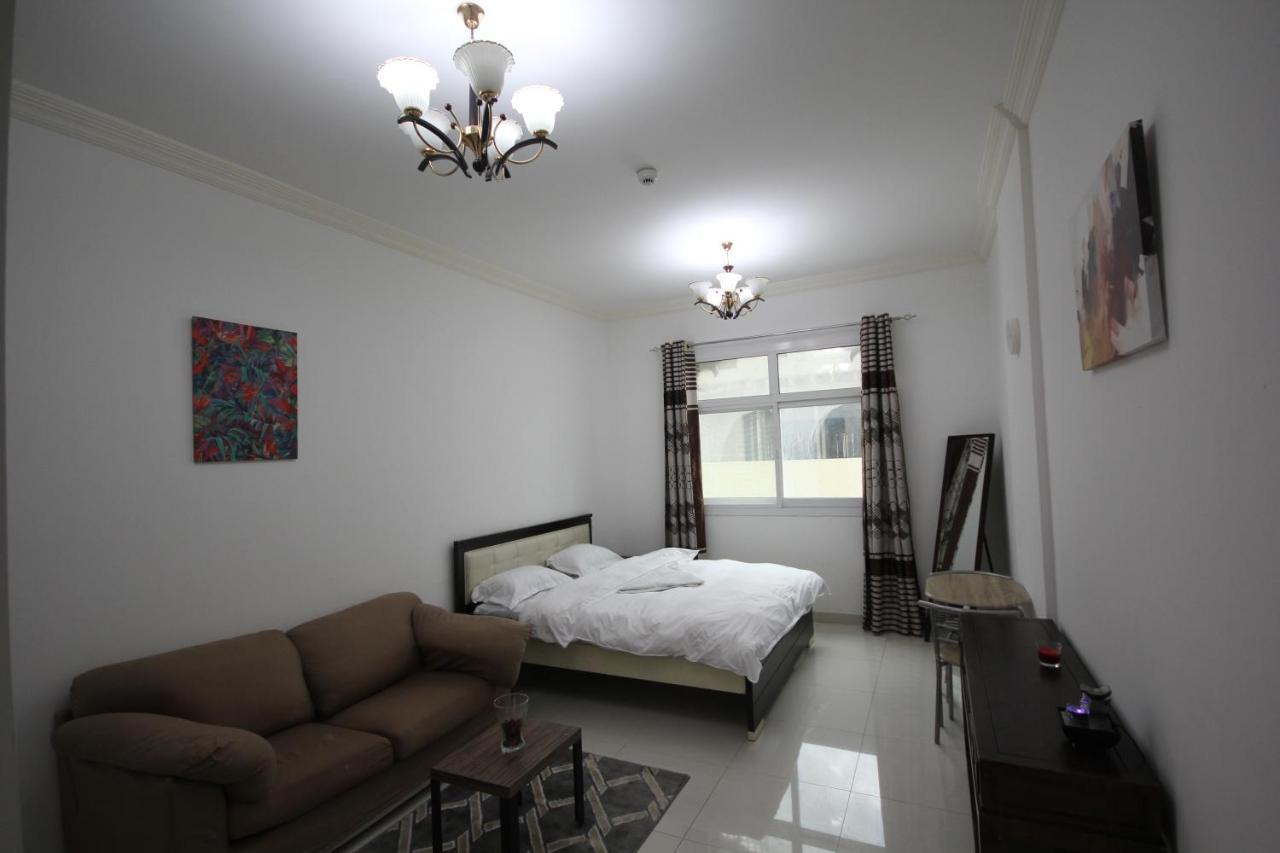 Cozy Rooms And Small Partitions For Men Guests In Dubai Exteriör bild