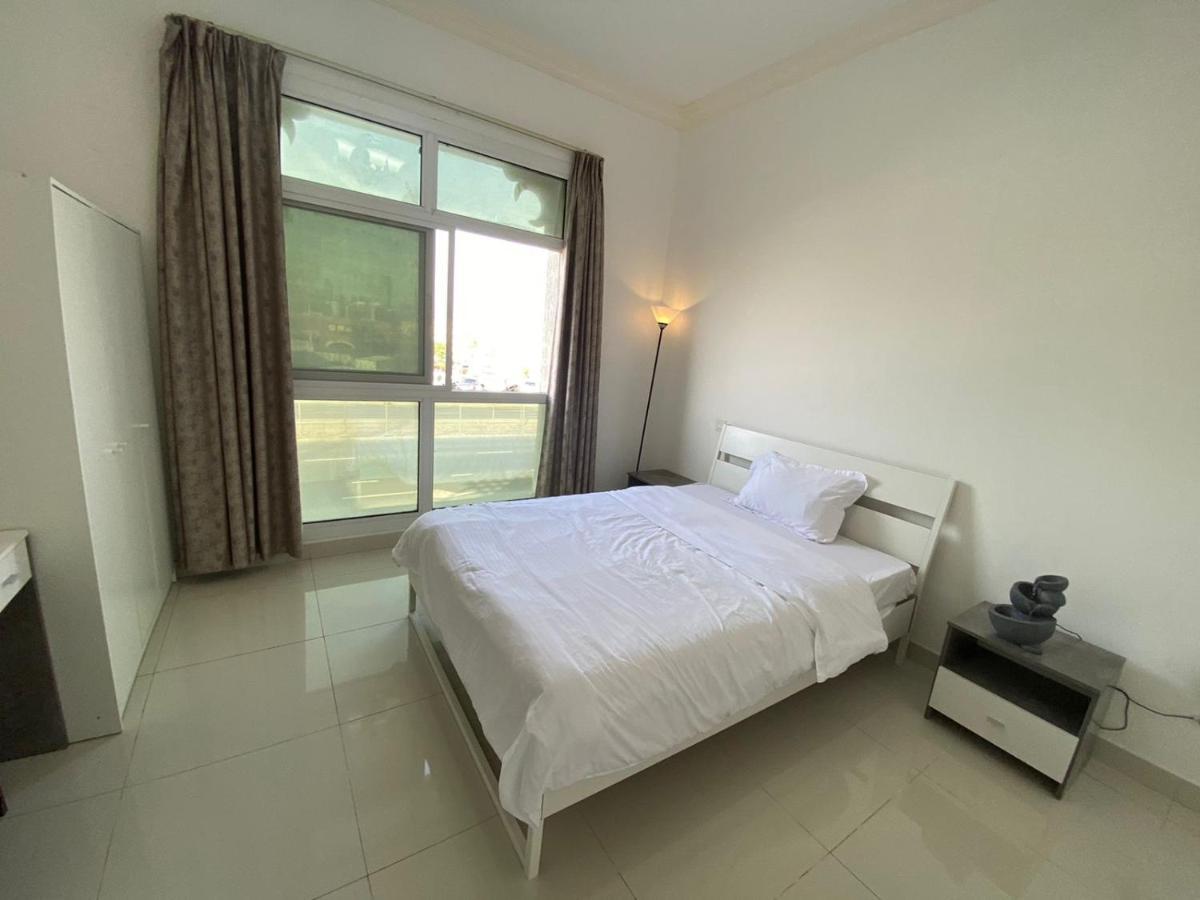 Cozy Rooms And Small Partitions For Men Guests In Dubai Exteriör bild