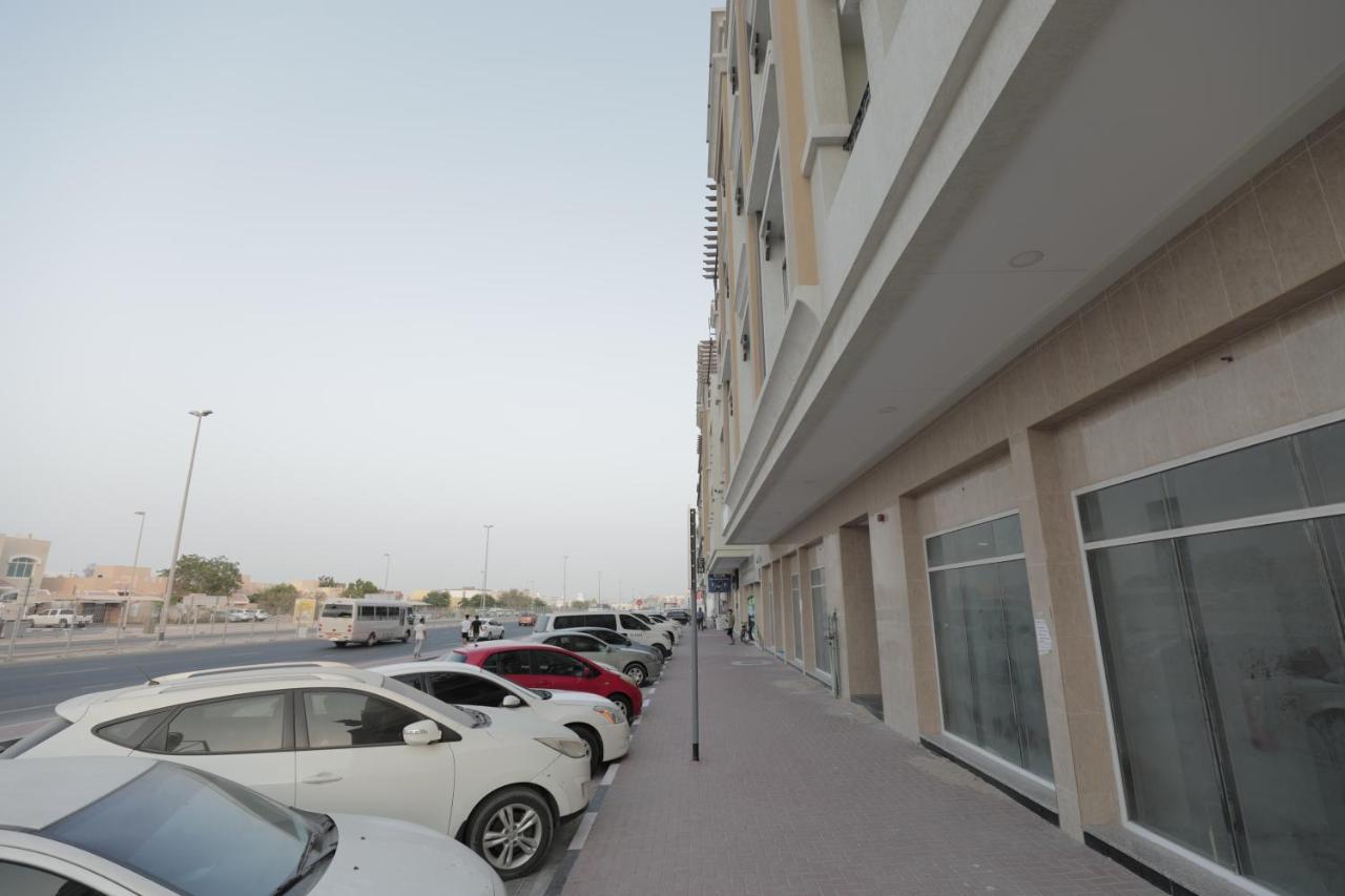 Cozy Rooms And Small Partitions For Men Guests In Dubai Exteriör bild