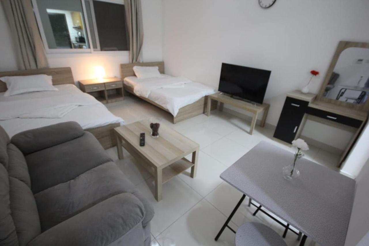 Cozy Rooms And Small Partitions For Men Guests In Dubai Exteriör bild
