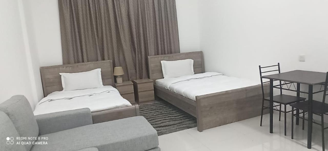 Cozy Rooms And Small Partitions For Men Guests In Dubai Exteriör bild