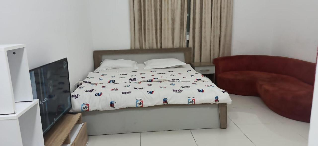 Cozy Rooms And Small Partitions For Men Guests In Dubai Exteriör bild