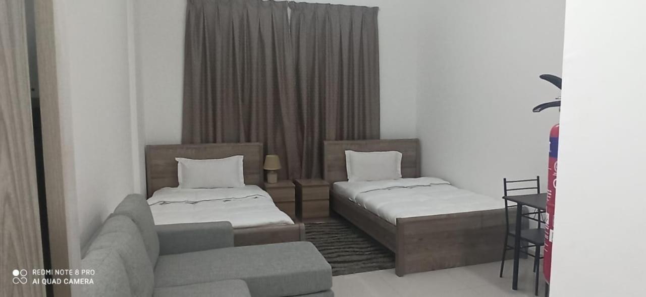Cozy Rooms And Small Partitions For Men Guests In Dubai Exteriör bild