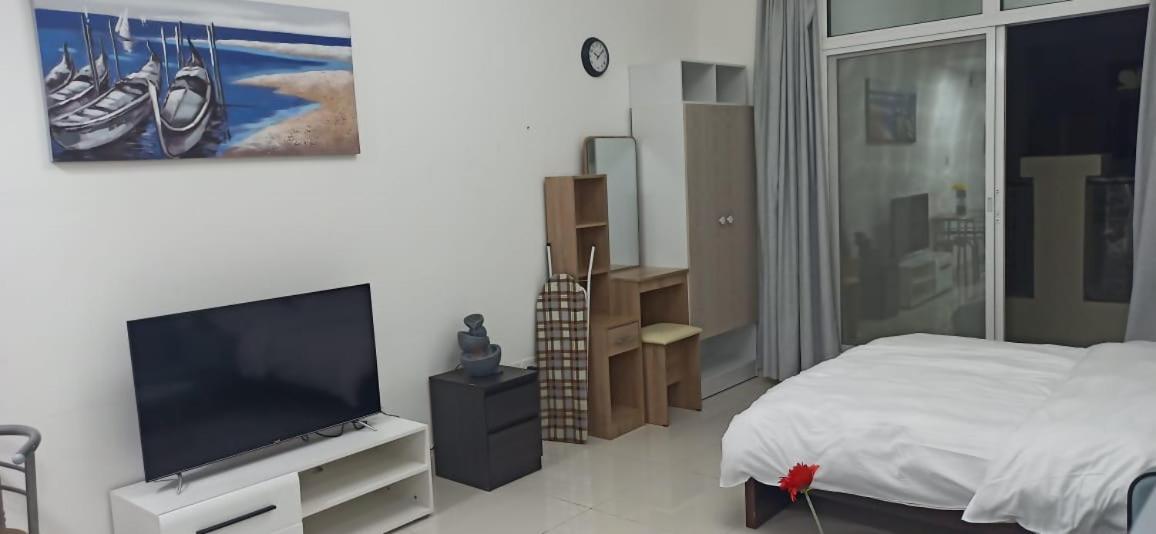 Cozy Rooms And Small Partitions For Men Guests In Dubai Exteriör bild