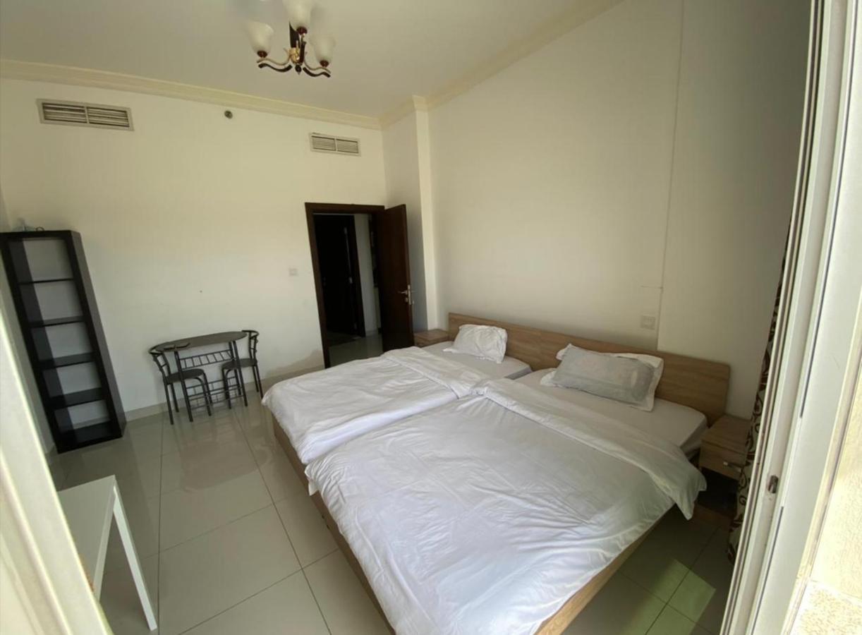 Cozy Rooms And Small Partitions For Men Guests In Dubai Exteriör bild