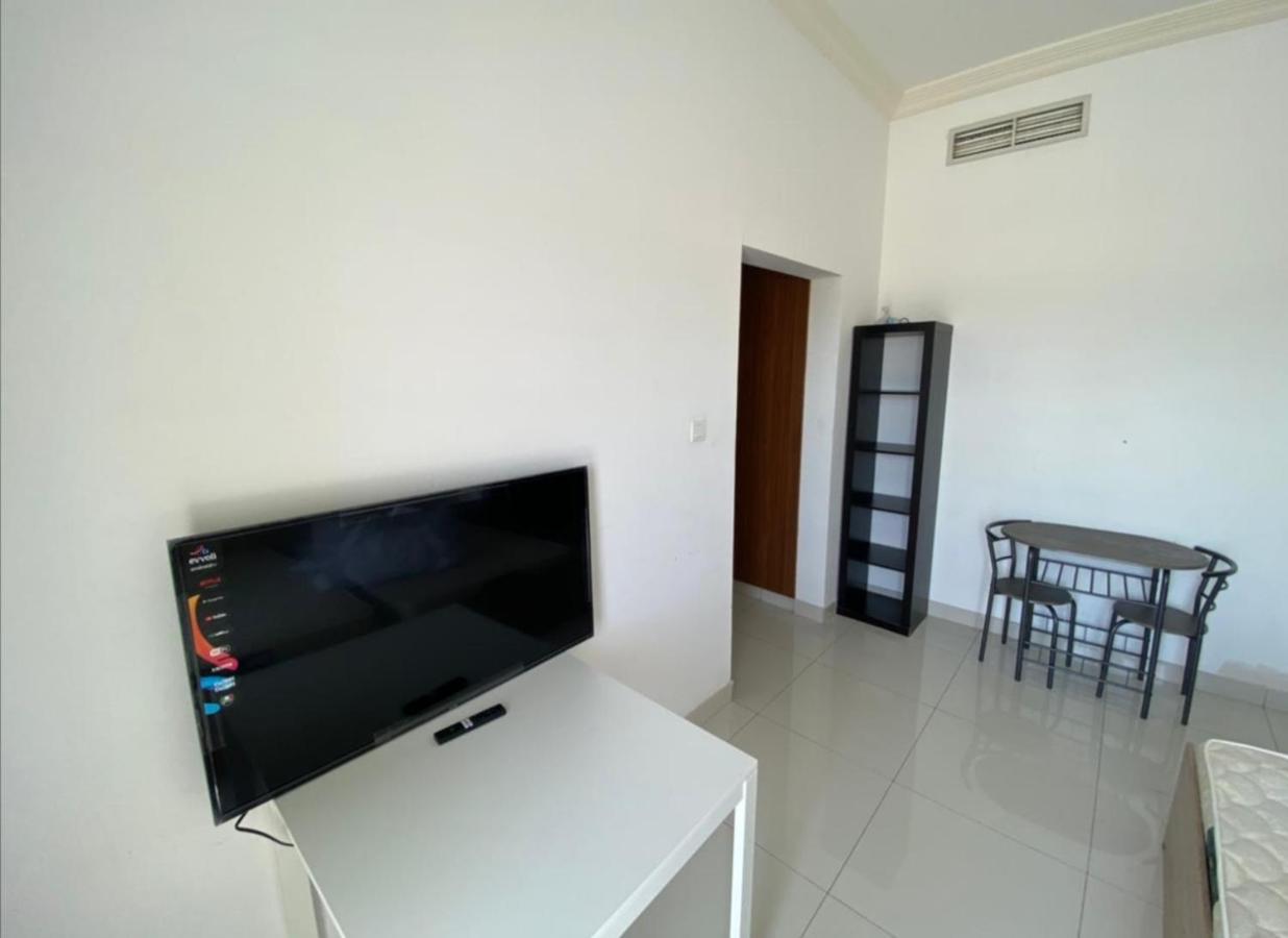 Cozy Rooms And Small Partitions For Men Guests In Dubai Exteriör bild