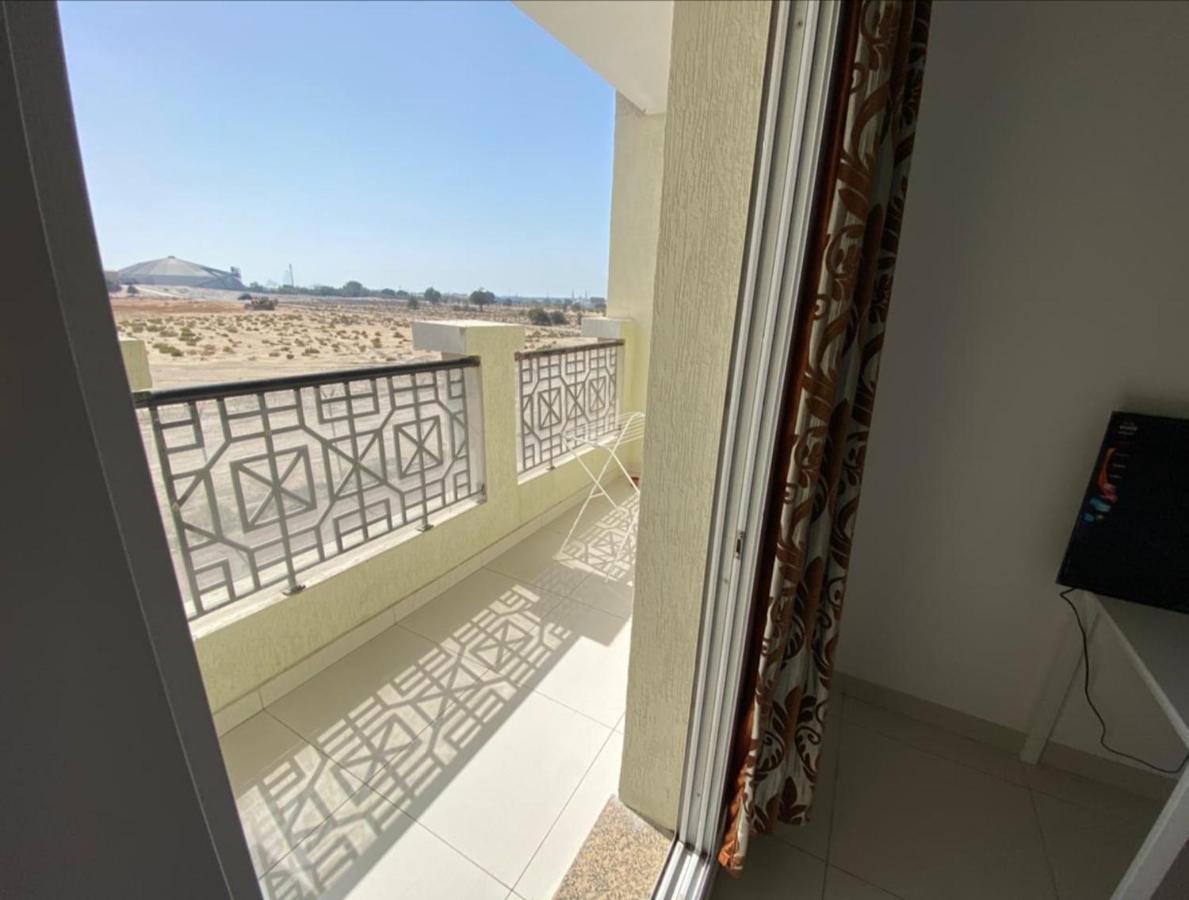 Cozy Rooms And Small Partitions For Men Guests In Dubai Exteriör bild