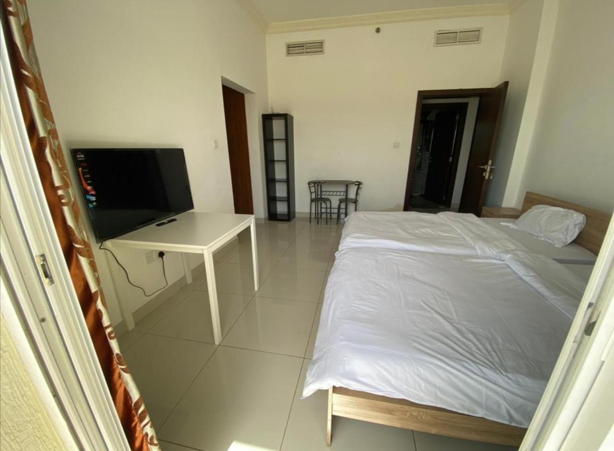 Cozy Rooms And Small Partitions For Men Guests In Dubai Exteriör bild