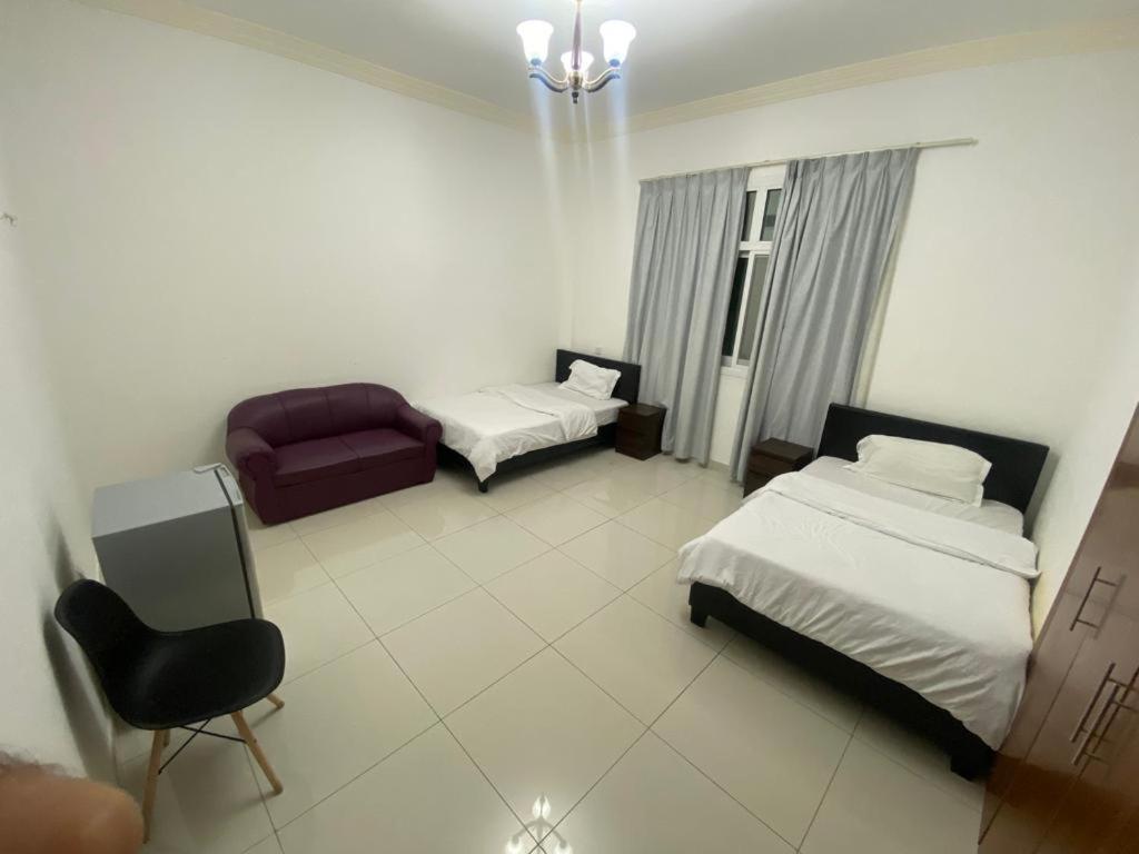 Cozy Rooms And Small Partitions For Men Guests In Dubai Exteriör bild