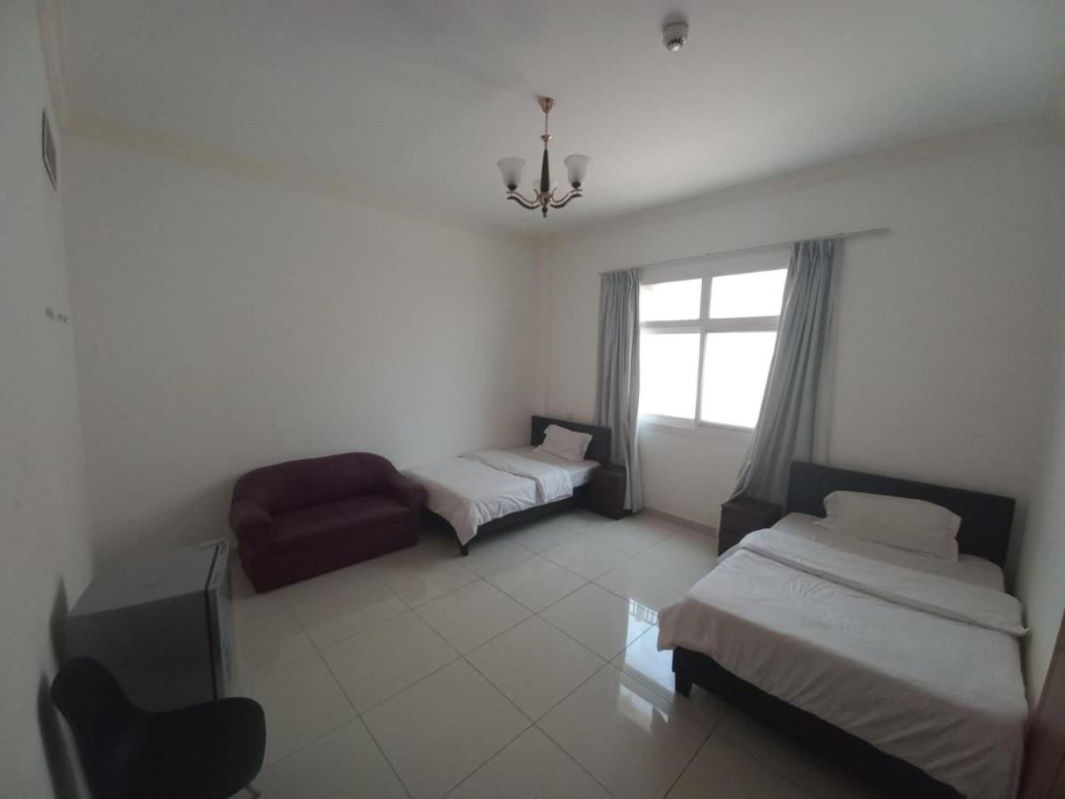Cozy Rooms And Small Partitions For Men Guests In Dubai Exteriör bild