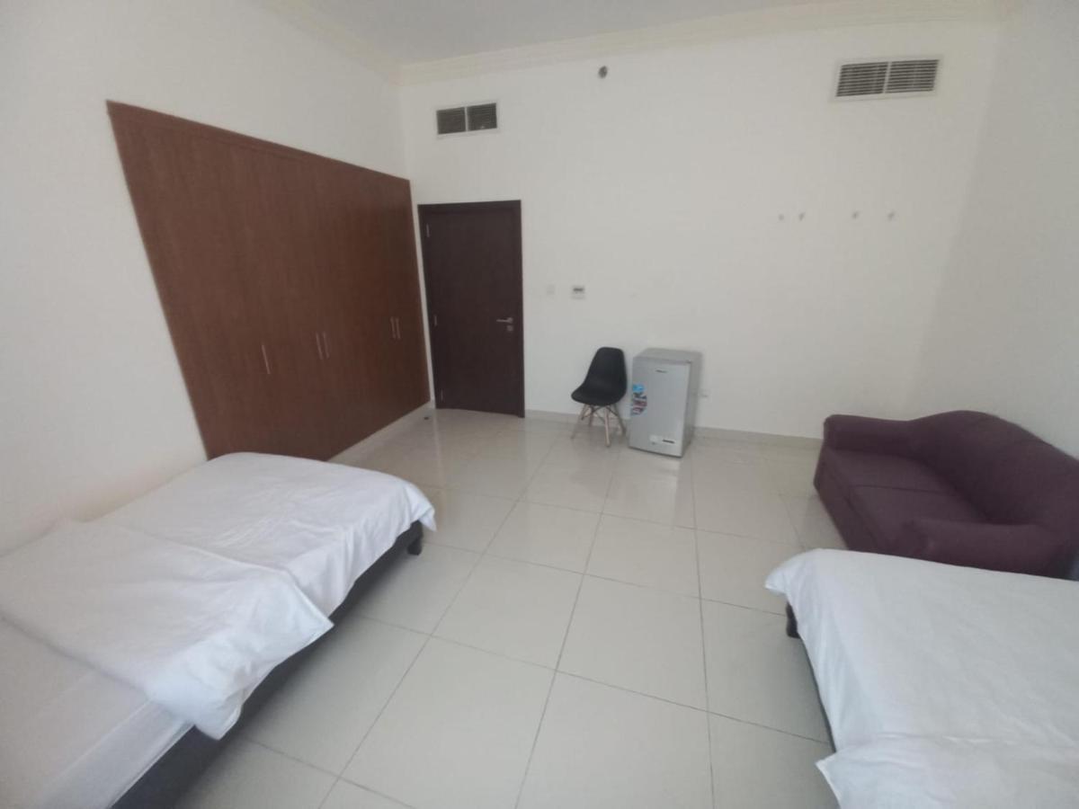 Cozy Rooms And Small Partitions For Men Guests In Dubai Exteriör bild