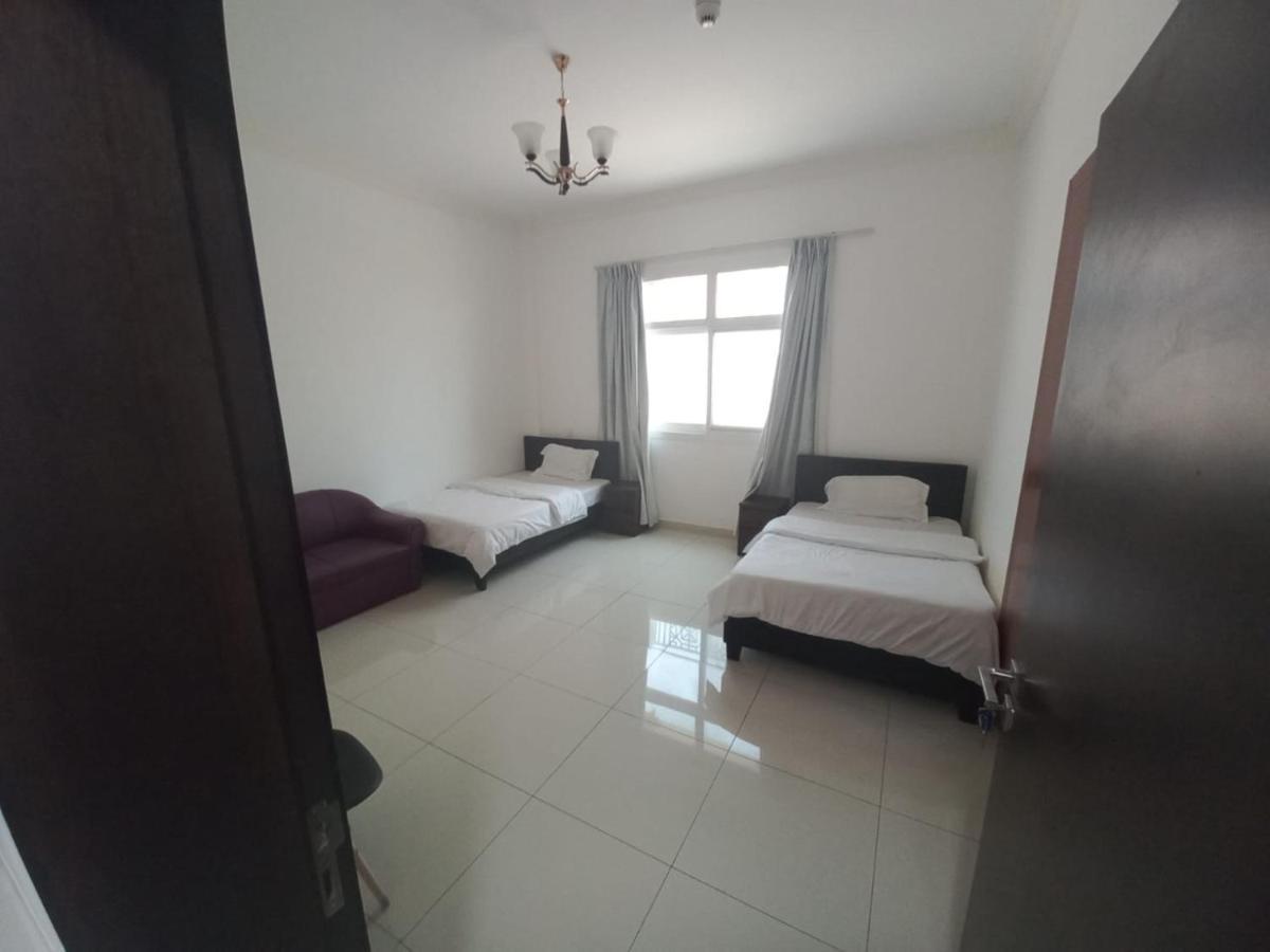 Cozy Rooms And Small Partitions For Men Guests In Dubai Exteriör bild