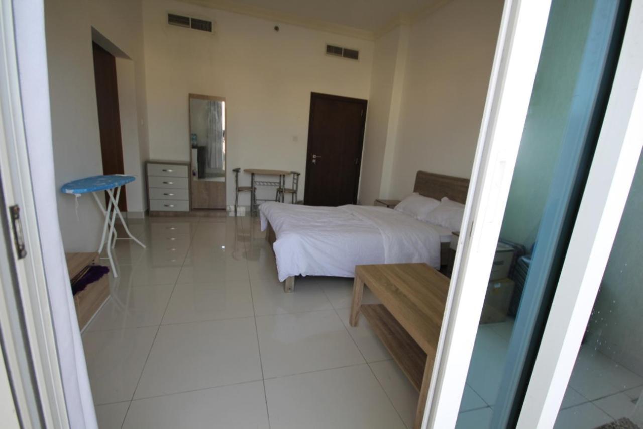 Cozy Rooms And Small Partitions For Men Guests In Dubai Exteriör bild