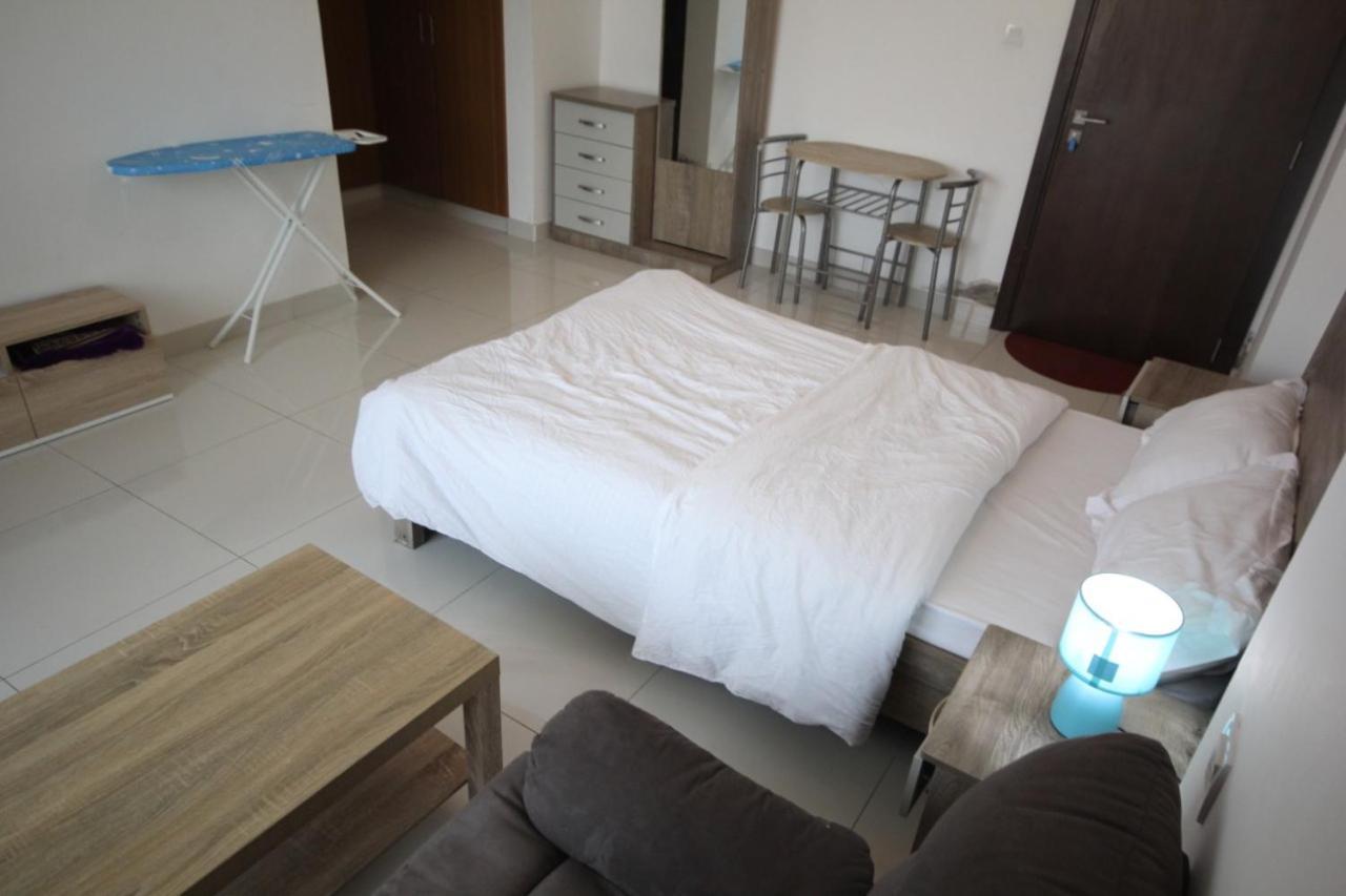 Cozy Rooms And Small Partitions For Men Guests In Dubai Exteriör bild