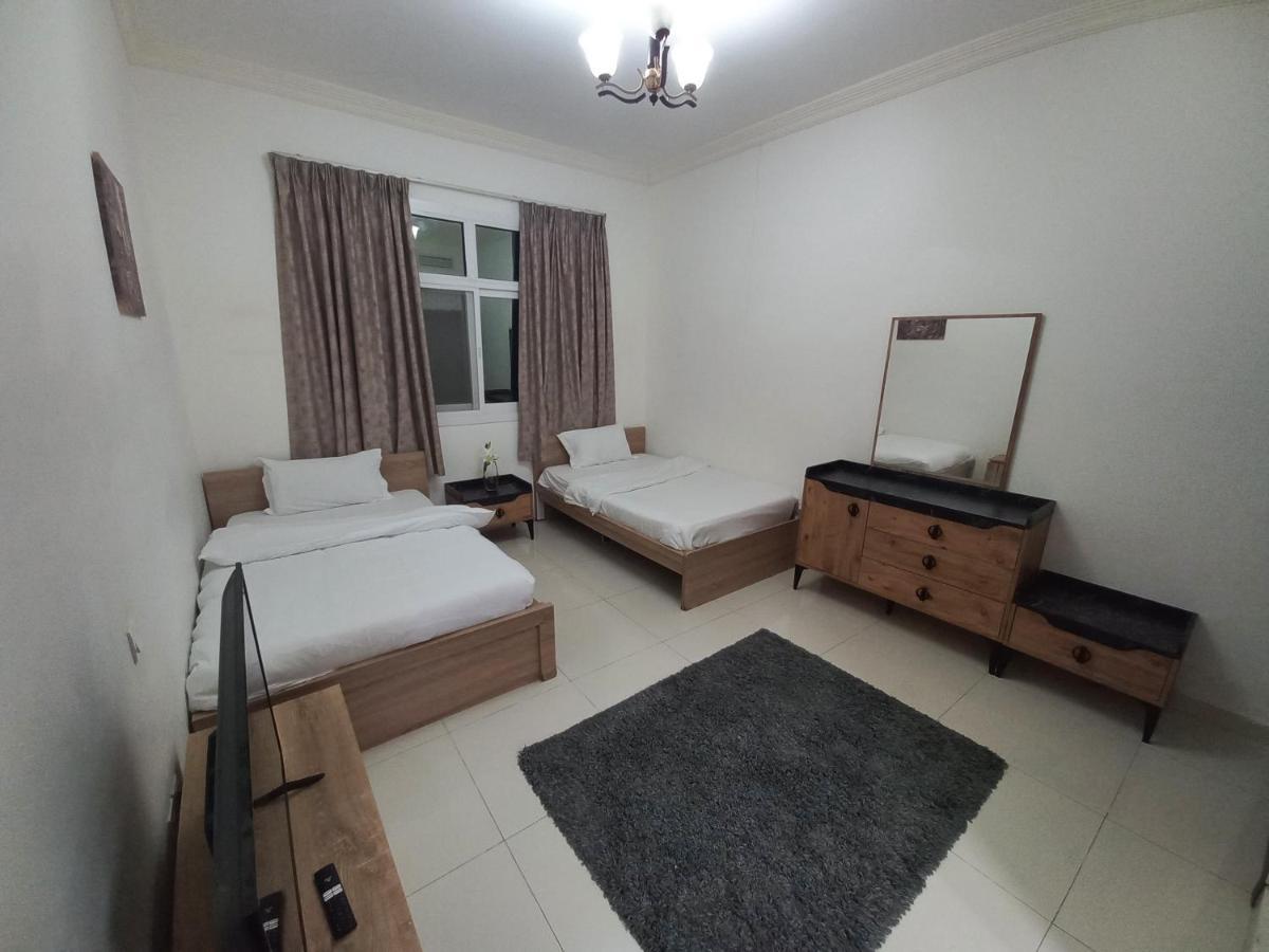 Cozy Rooms And Small Partitions For Men Guests In Dubai Exteriör bild