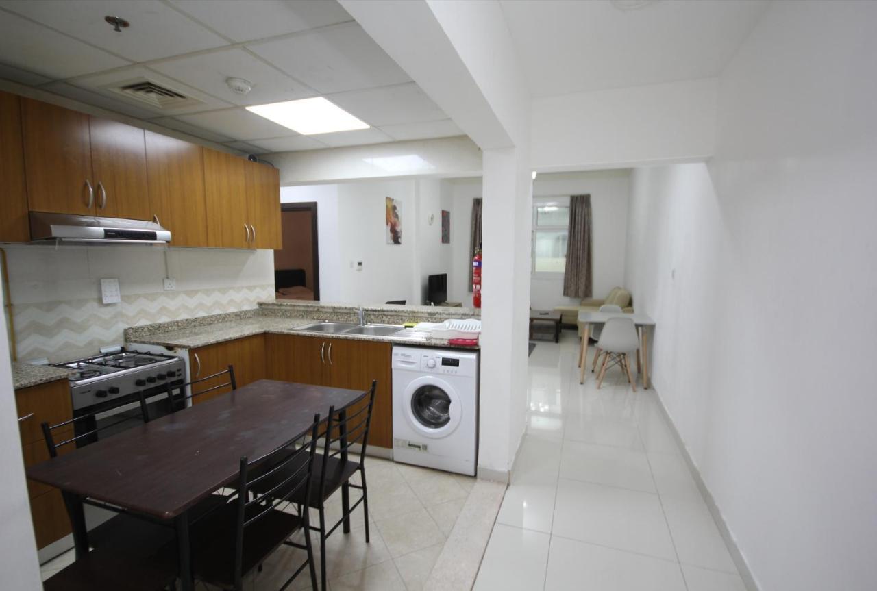 Cozy Rooms And Small Partitions For Men Guests In Dubai Exteriör bild