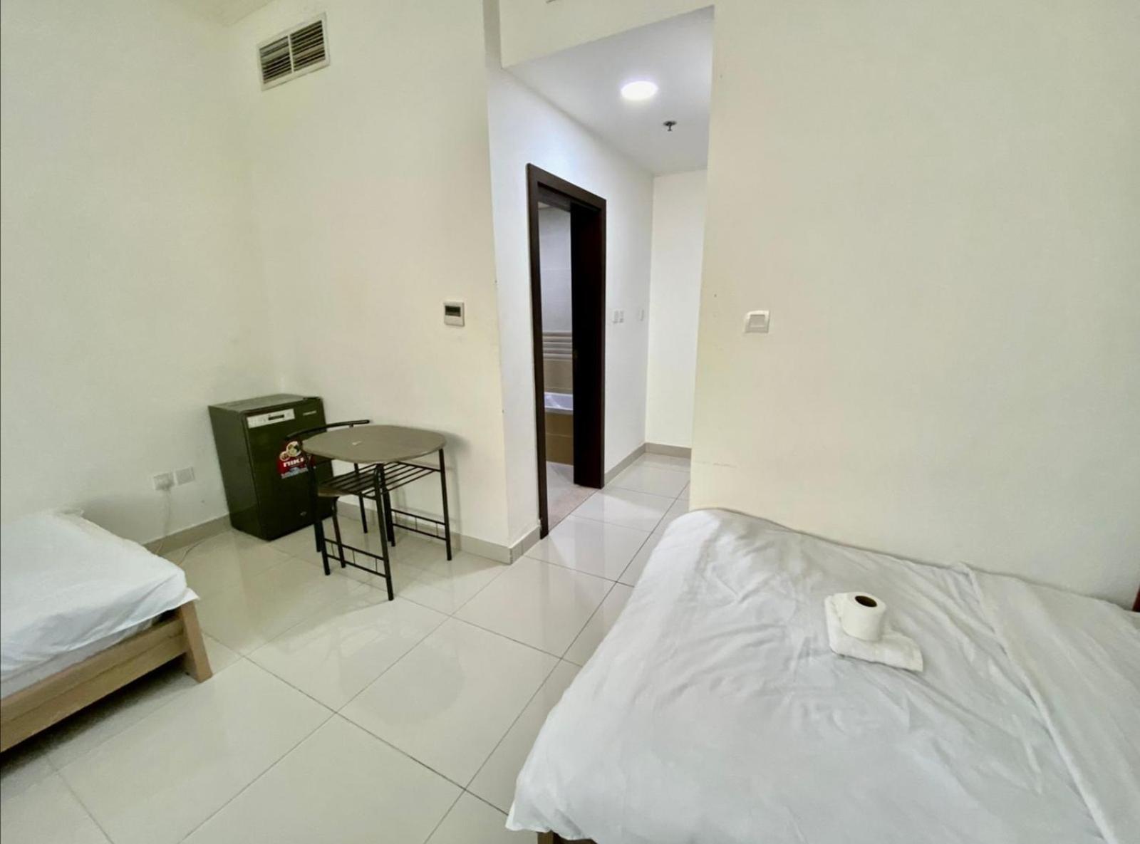 Cozy Rooms And Small Partitions For Men Guests In Dubai Exteriör bild