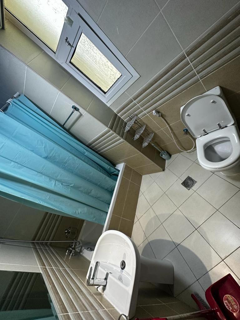 Cozy Rooms And Small Partitions For Men Guests In Dubai Exteriör bild