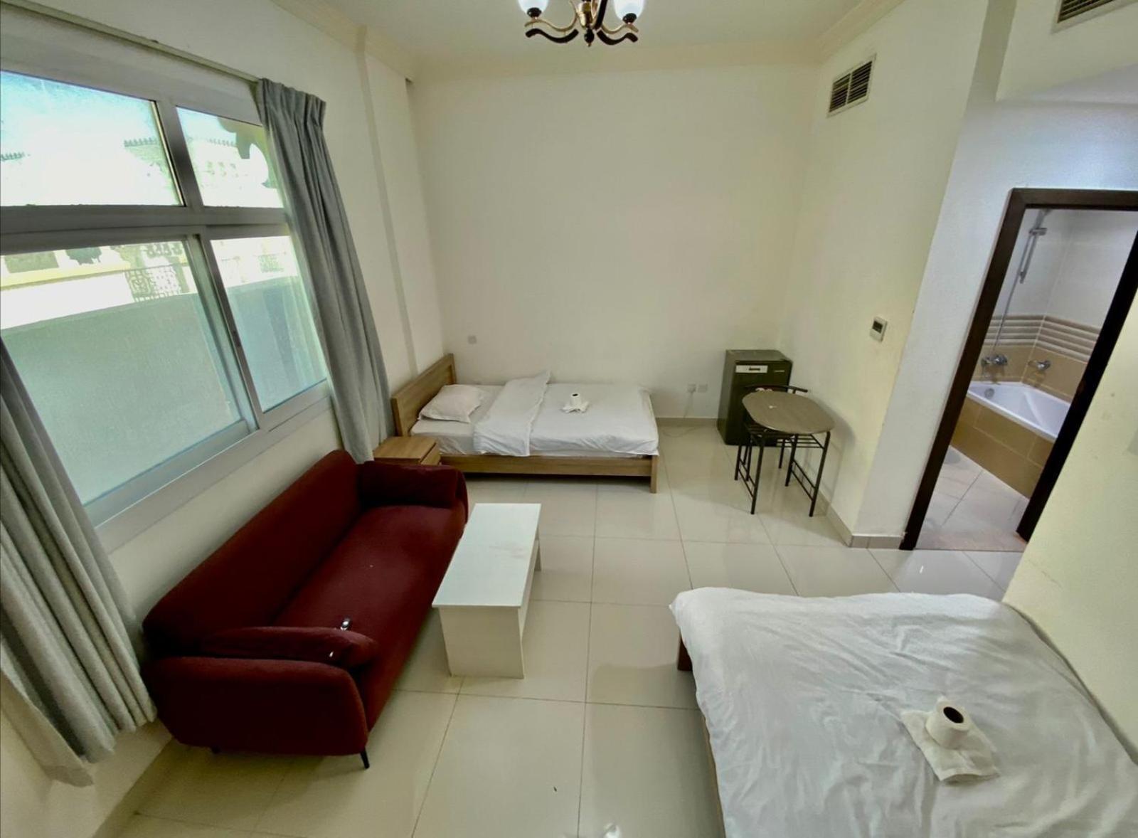 Cozy Rooms And Small Partitions For Men Guests In Dubai Exteriör bild