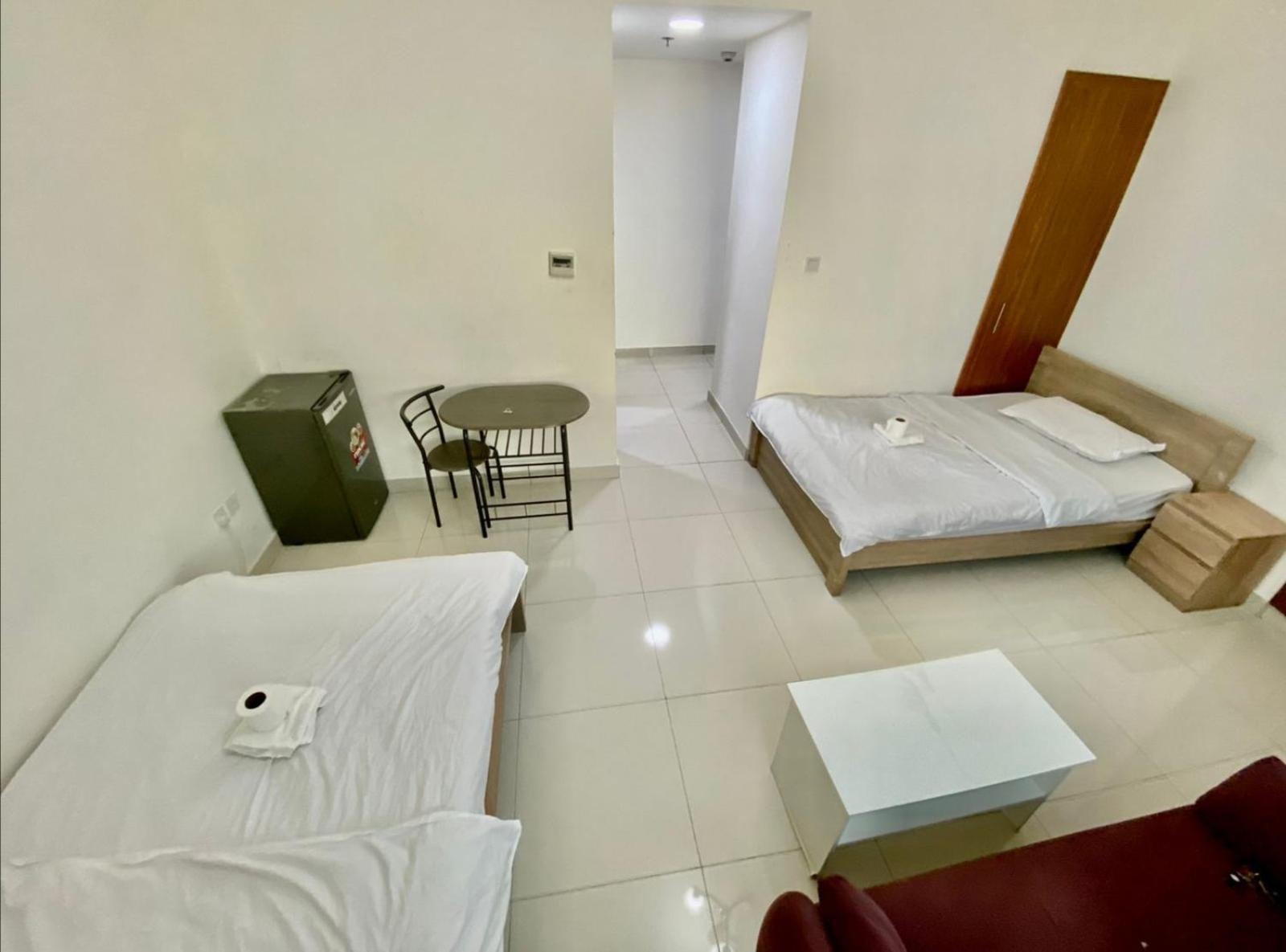 Cozy Rooms And Small Partitions For Men Guests In Dubai Exteriör bild