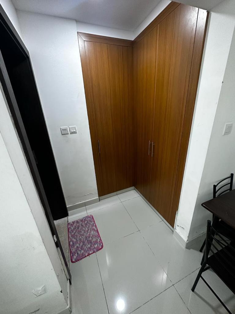 Cozy Rooms And Small Partitions For Men Guests In Dubai Exteriör bild