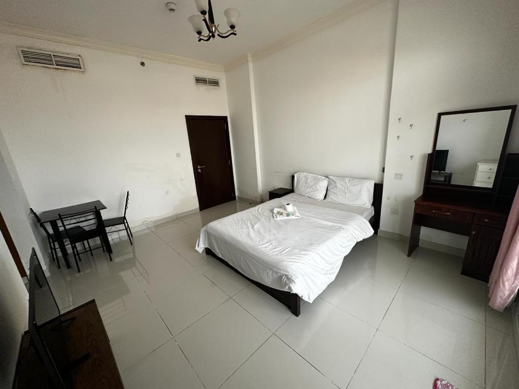 Cozy Rooms And Small Partitions For Men Guests In Dubai Exteriör bild