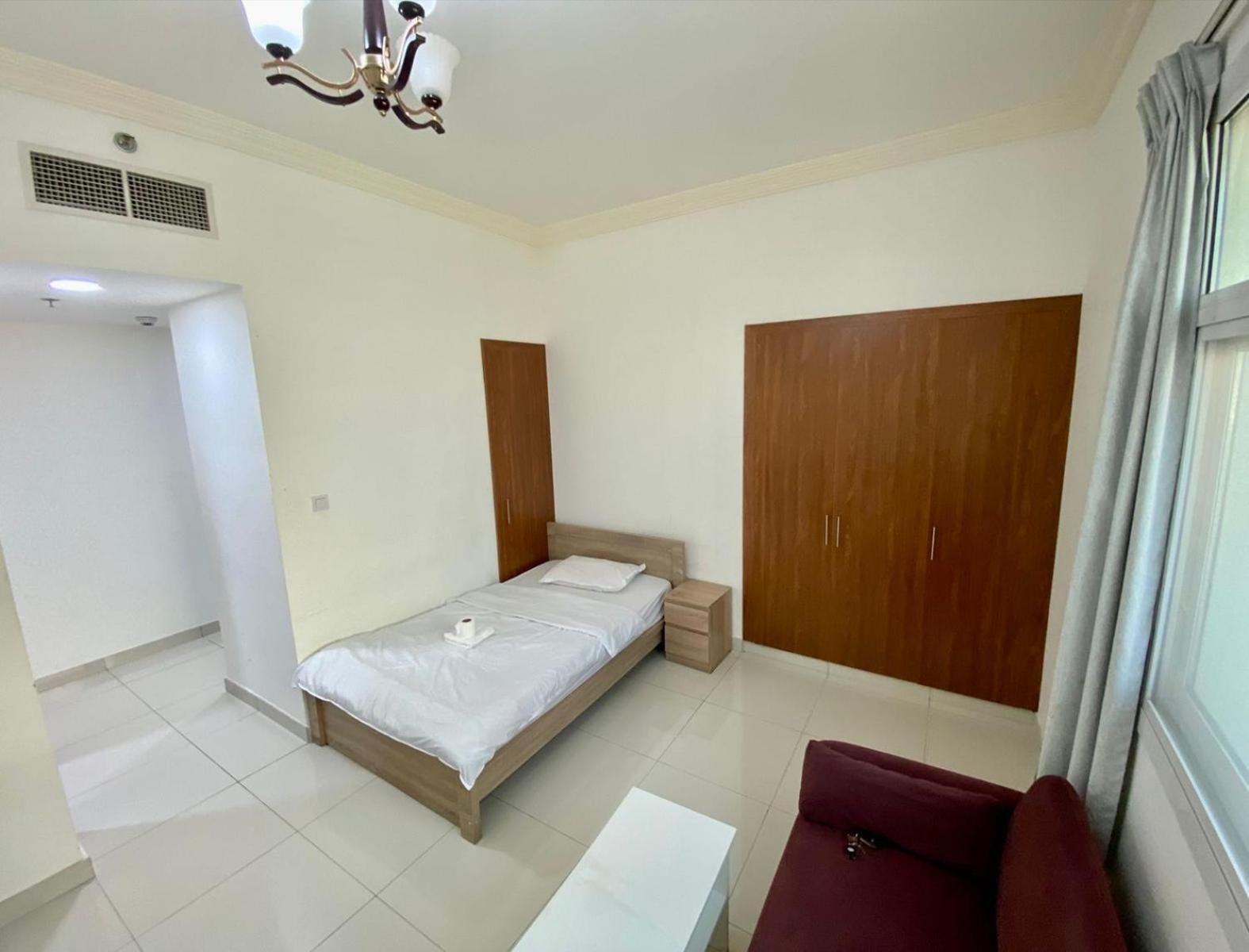 Cozy Rooms And Small Partitions For Men Guests In Dubai Exteriör bild