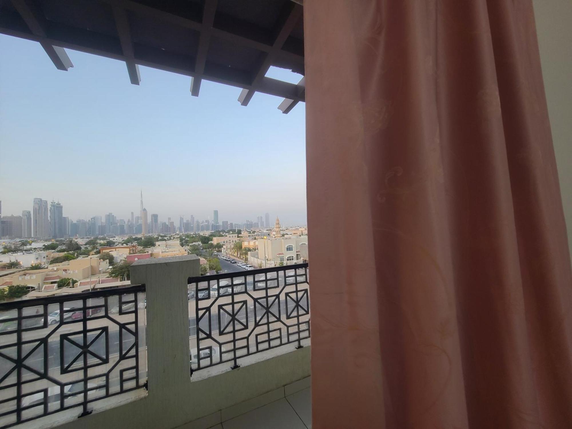 Cozy Rooms And Small Partitions For Men Guests In Dubai Exteriör bild