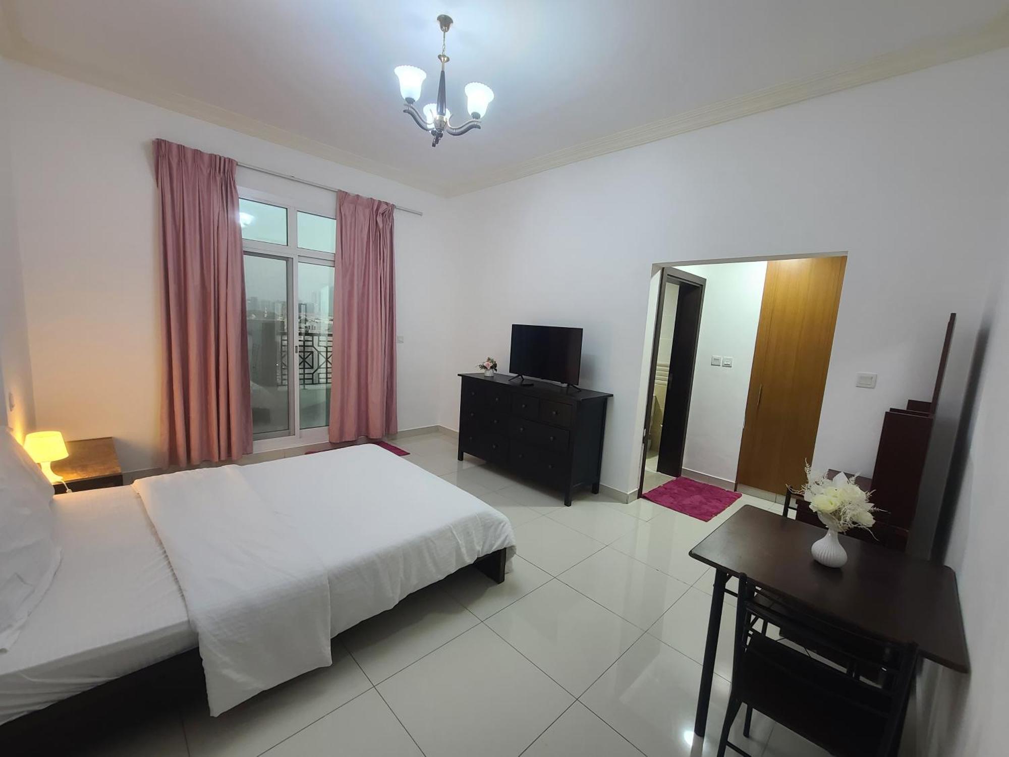 Cozy Rooms And Small Partitions For Men Guests In Dubai Exteriör bild