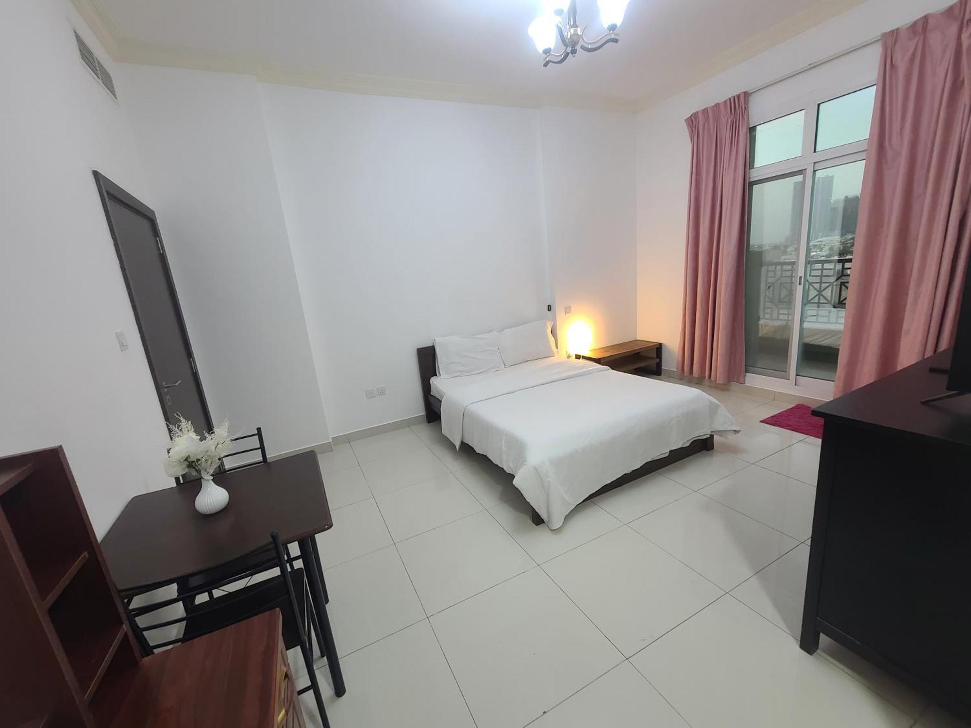Cozy Rooms And Small Partitions For Men Guests In Dubai Exteriör bild